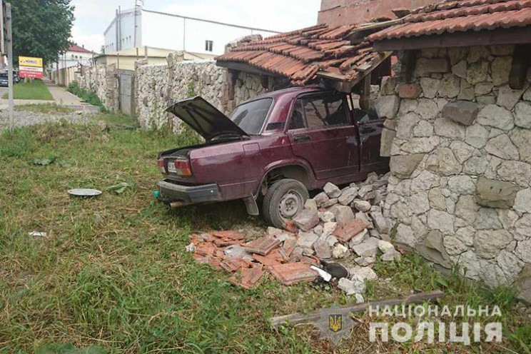 Нетверезий водій "ВАЗу" протаранив кам'я…