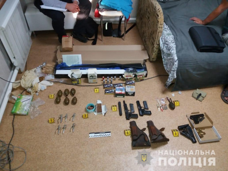 Полиция обнародовала фото арсенала оружи…