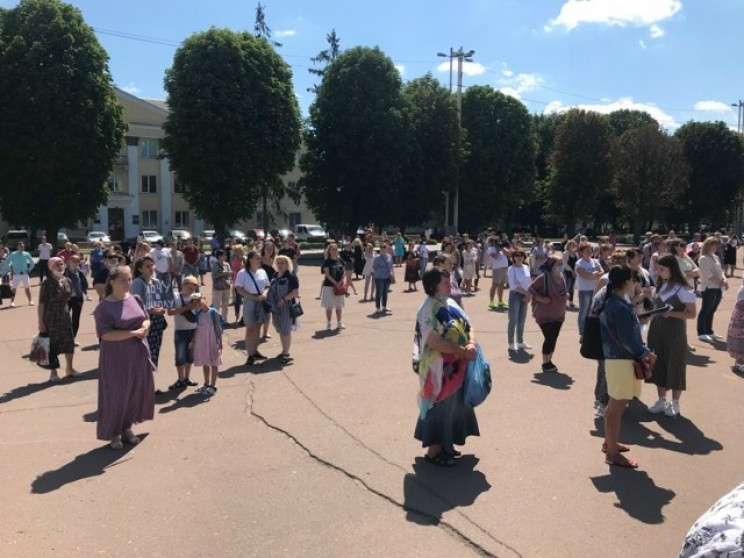 У Хмельницькому мітингують проти дистанц…