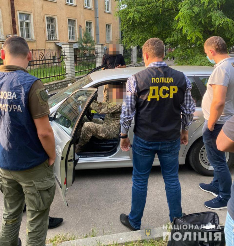 У Львові на хабарі затримали офіцера одн…