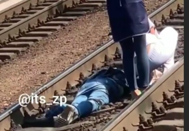 На запорізькому вокзалі потяг збив жінку…