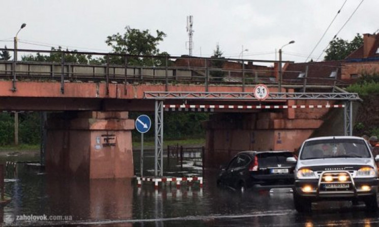 В Ужгороді знову втопилась автівка…