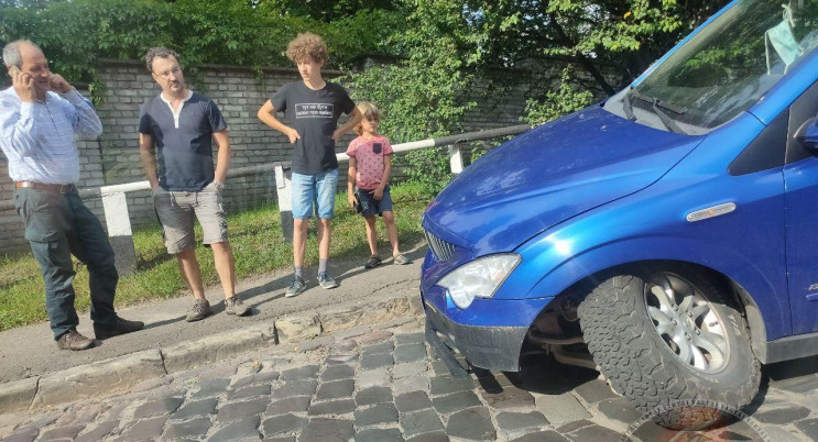 На спуску з Високого Замку у автомобіля…
