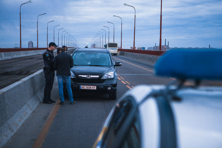 На Новому мості Дніпра таксисти затримал…