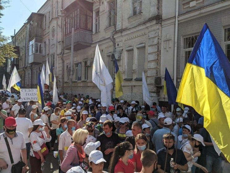 Some 3,000 UkrLandFarming workers outsid…