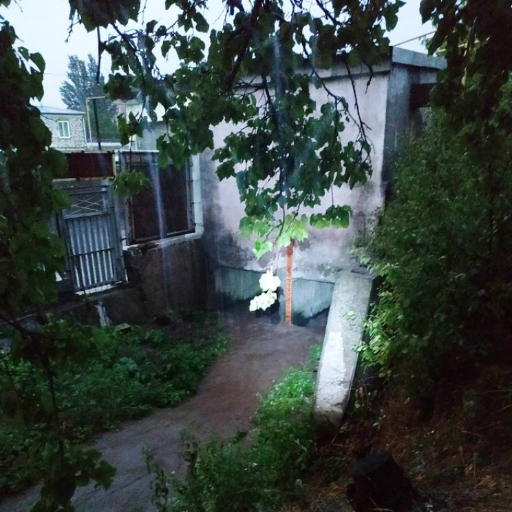 Непогода в Мариуполе: Сильный ливень чут…