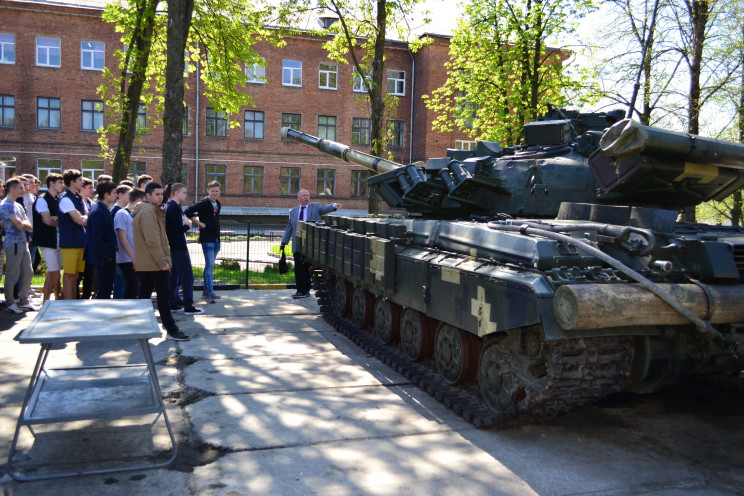 Харьковские танкисты показали школьникам…