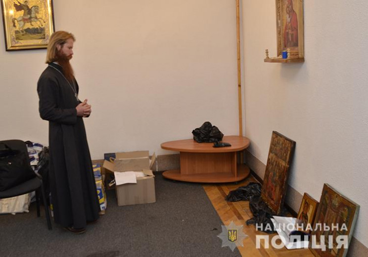 Викрадені з храму на Хмельниччині ікони,…