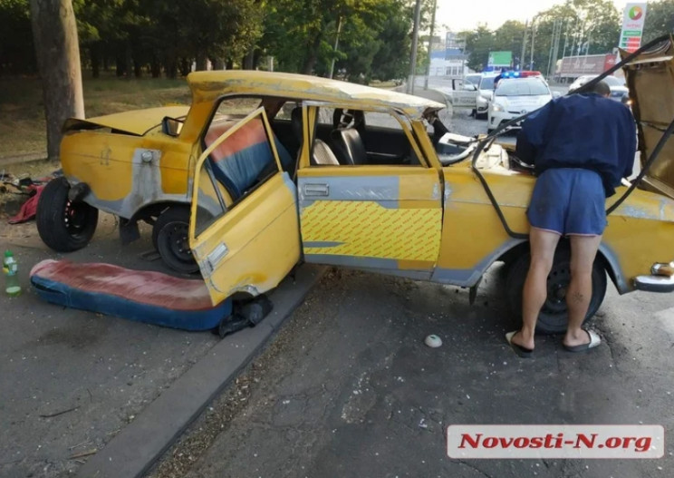 Лопнуло колесо: В Николаеве перевернулас…