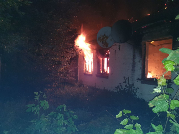 На Харківщині всю ніч гасили пожежу в жи…