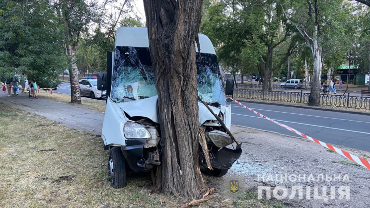У Миколаєві маршрутка з пасажирами вріза…