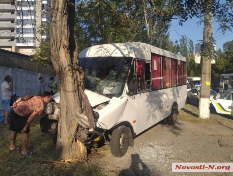 Отказали тормоза: В Николаеве маршрутка…