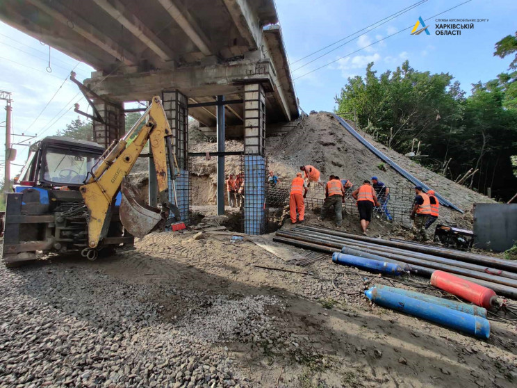 На мосту біля Безлюдівки ремонтують опор…