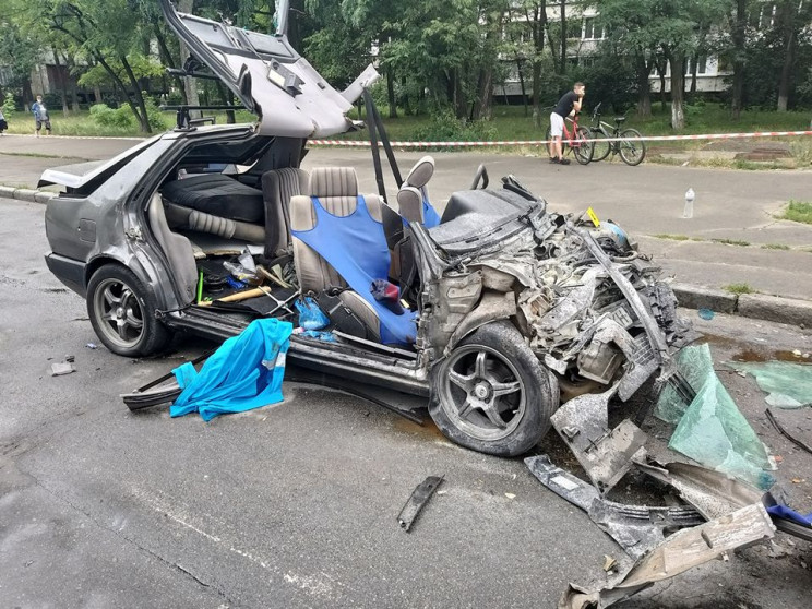 В Киеве на Лесном массиве горело авто с…