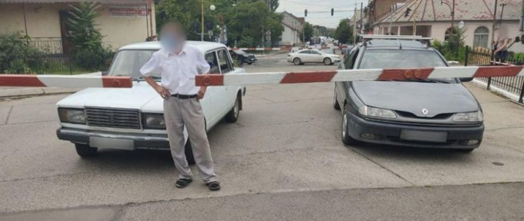 В Ужгороді двоє водіїв застрягли на залі…