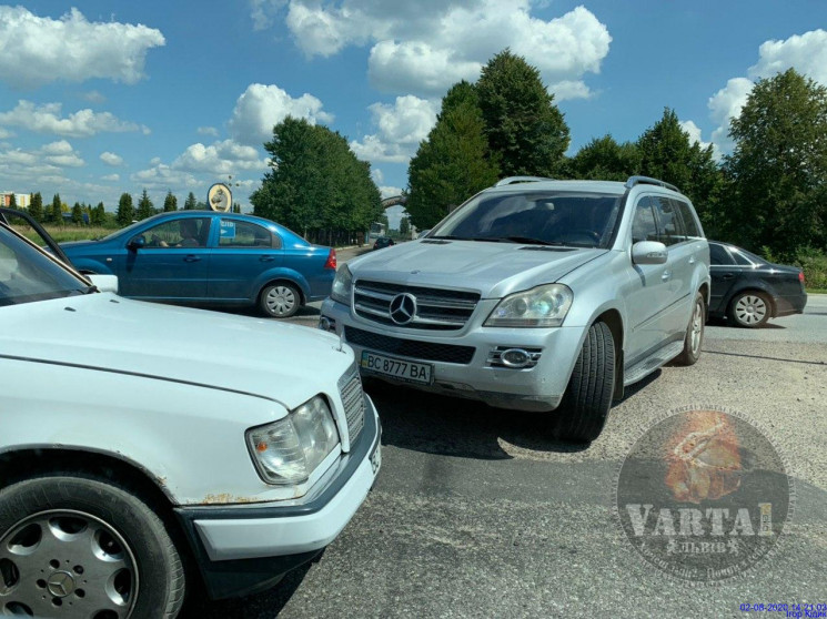 У Львові автомобілі зіткнулися біля іпод…