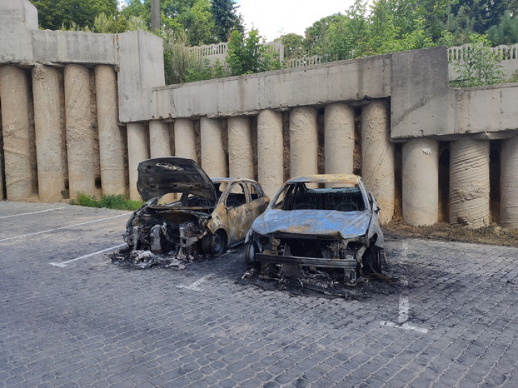 У Вінниці вночі згоріли дві автівки…