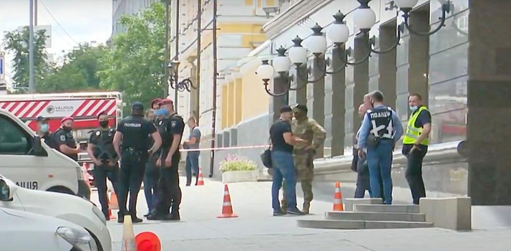 Захват заложников в банке Киева: Как это…