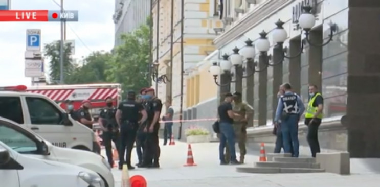 Захват заложников в банке Киева: Террори…
