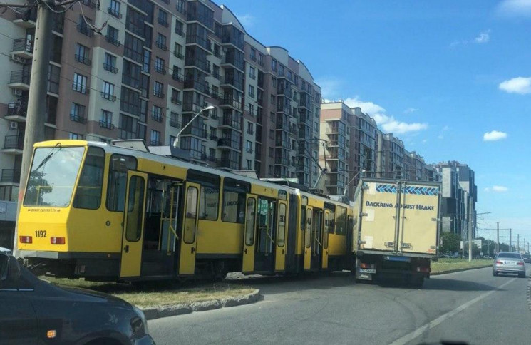 У Львові зіткнулися вантажівка і трамвай…