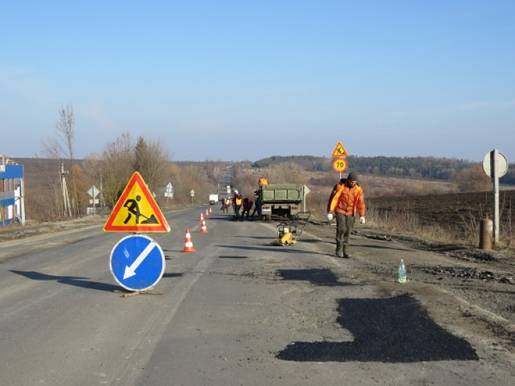 Майже 14 тисяч "квадратів" ямок залатали…