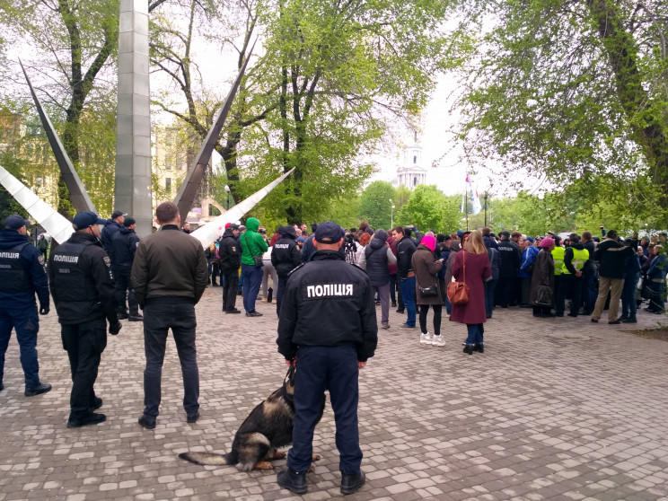 Обкидали один одного тюльпанами: У Харко…