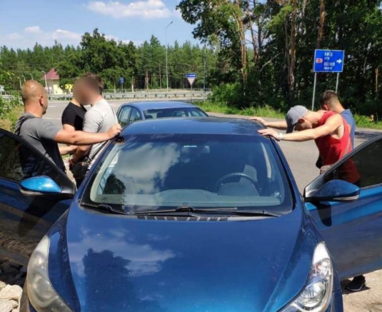 В Обухові, біля Києва, чоловік відкрив с…