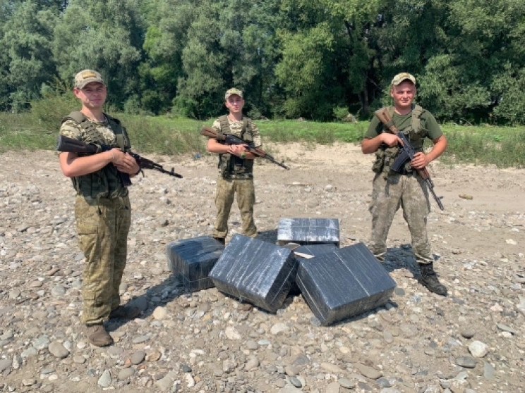 На Закарпатті зупинили контрабандних циг…