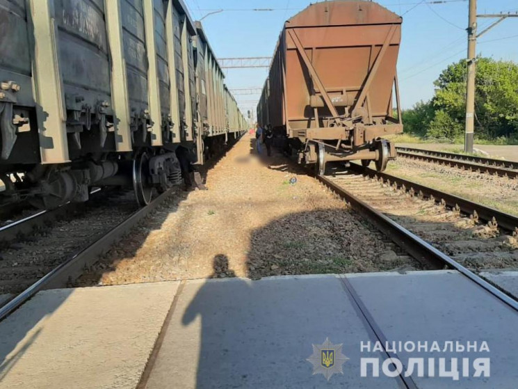 Под Харьковом грузовой поезд насмерть за…