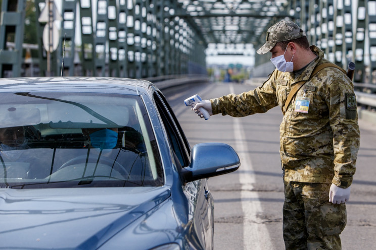 На КПВВ "Станиця" і "Новотроїцьке" припи…