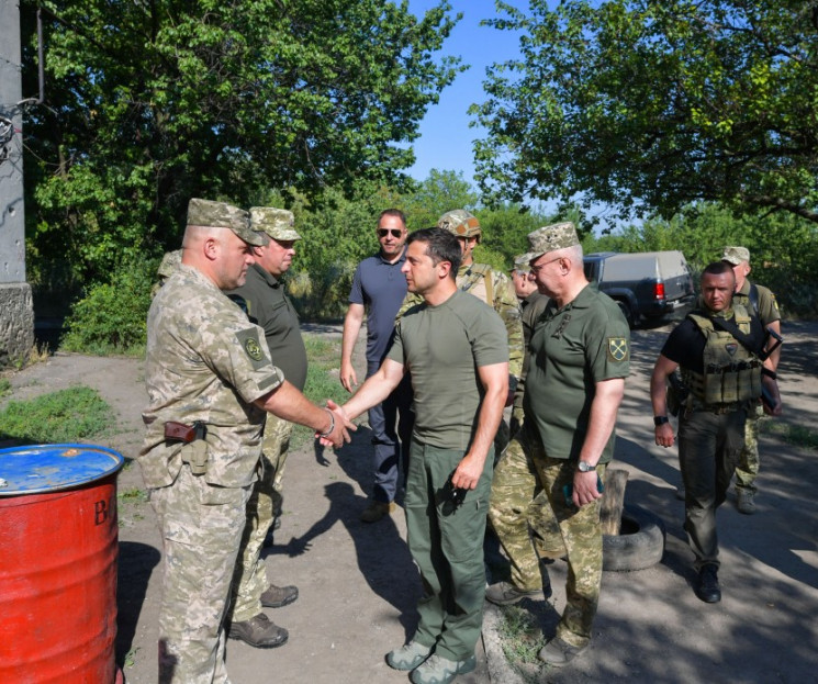 Зеленський залишився ночувати серед бійц…