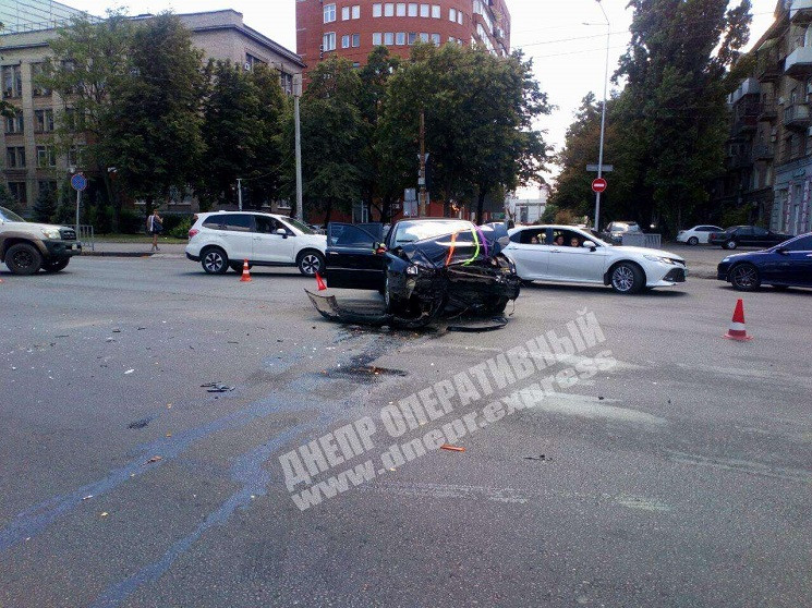 В Днепре свадебная машина попала в ДТП:…