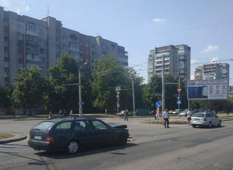 У Львові на рівній дорозі зіткнулися авт…