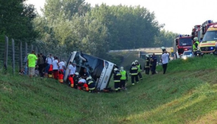 В Угорщині перевернувся автобус з турист…