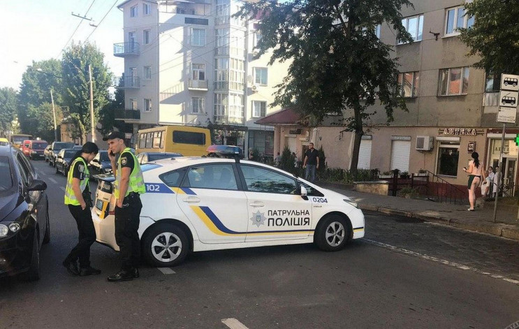У Львові автомобіль поліції потрапив у Д…