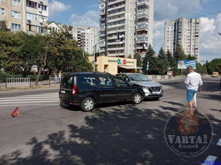 У Львові автомобілі зіткнулися біля піце…