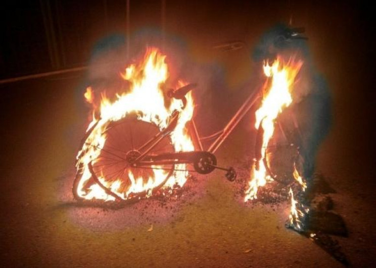 Краснодарці підпалили чужий велосипед за…