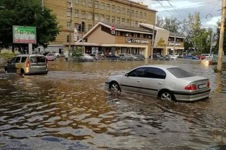 Злива перетворила вулиці Дніпра на річки…