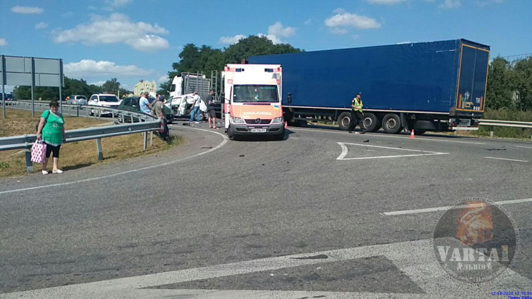 Вантажівка розчавила автомобіль на об'їз…