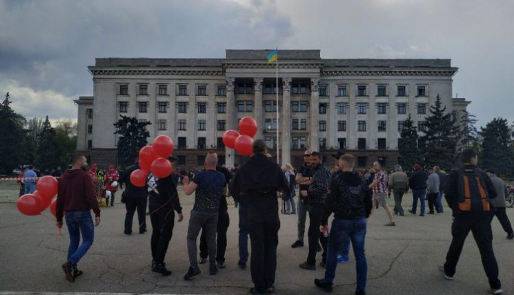 Активисты с красными шарами потролили "к…