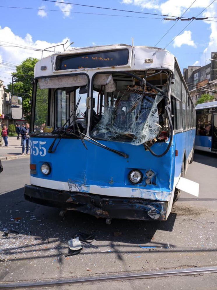 У Вінниці тролейбус врізався в трамвай:…