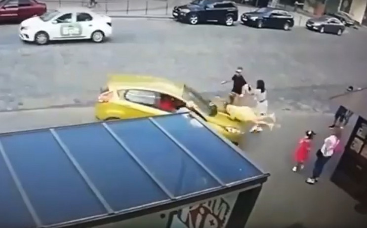 У центрі Львова автомобіль збив жінку на…