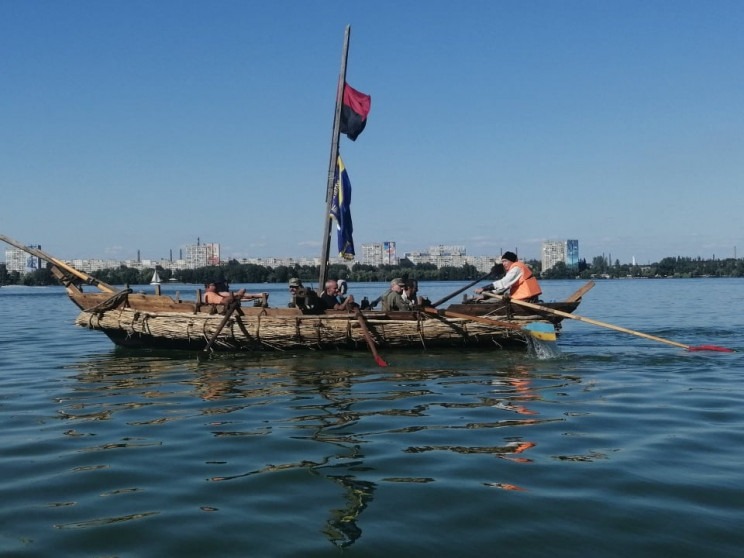 В Днепре на воду спустили вручною изгото…