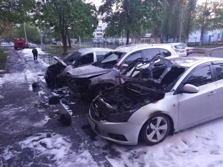 В Харькове сгорели три иномарки, припарк…