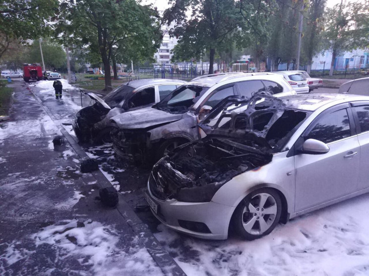 У Харкові згоріли три іномарки, припарко…