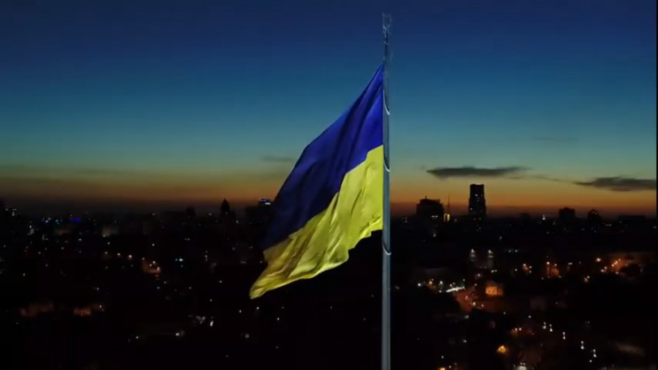 У Києві підняли найбільший прапор Україн…