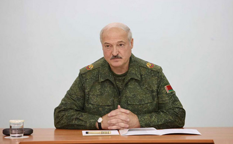 Лукашенко в бронежилеті і з автоматом пр…