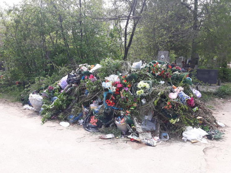 Як кладовище Миколаєва потопає у смітті…