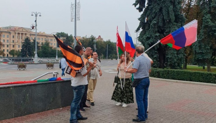 В центре Минска появились люди с российс…