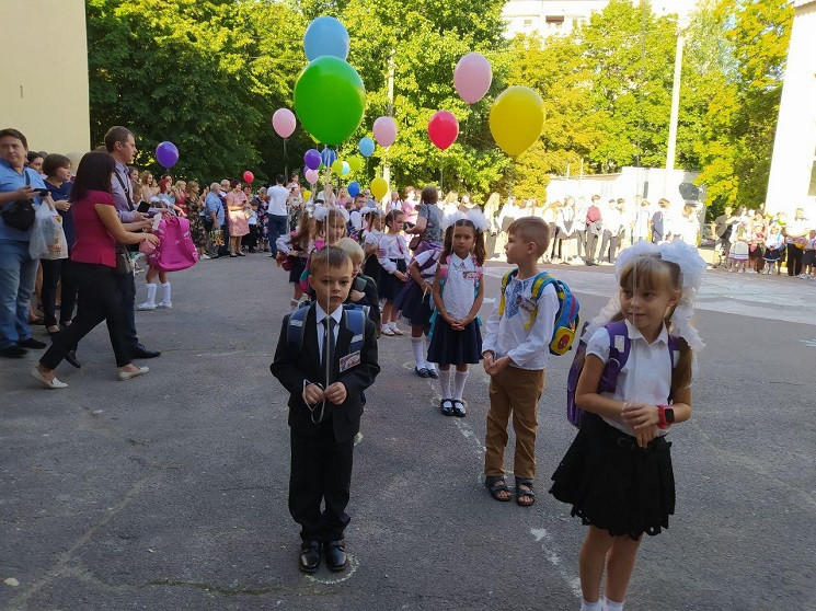 Вишиванки і кульки: У школах Дніпра прол…